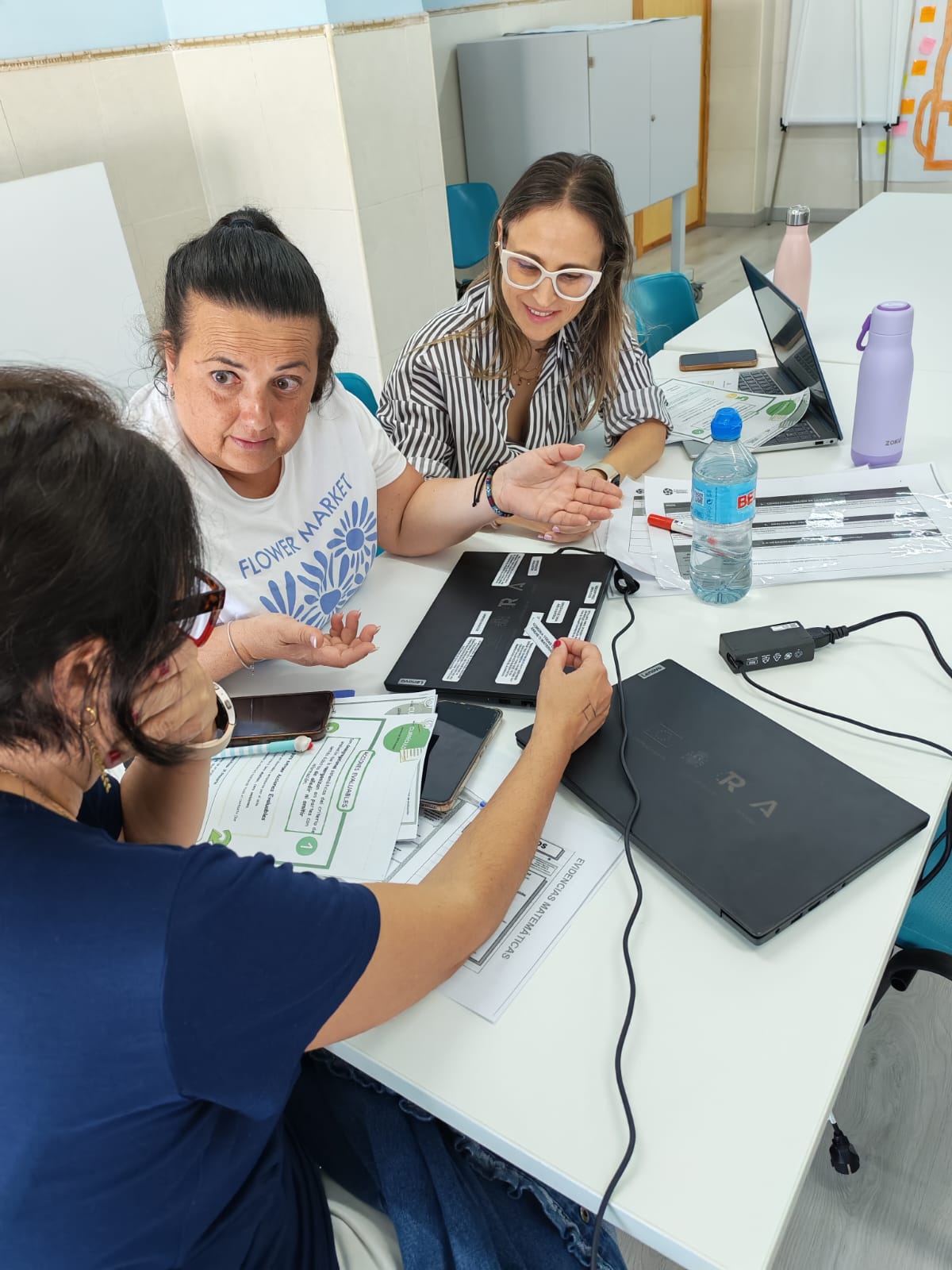 Docentes del Colegio Jesuitinas Virgen de la Paz practican con la elaboración de Acciones Evaluables en el marco de la Formación en Competencia Matemática y Lingüística de los PCT